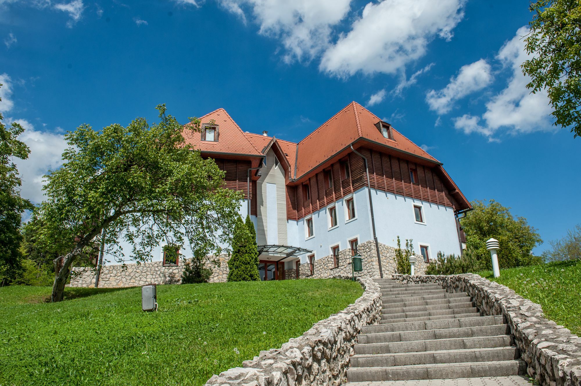 Отель Club Dobogomajor Superior Черсегтомай Экстерьер фото